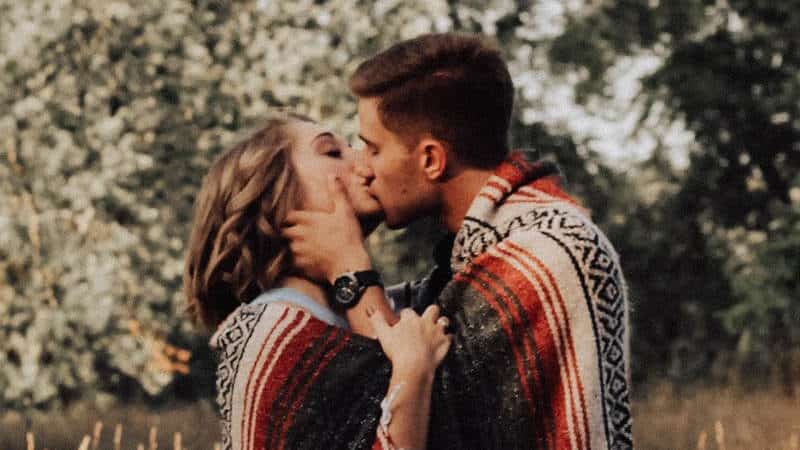 Atme synchron mit deinem Partner zusammen und das Gefühl von Leidenschaft zu erhöhen