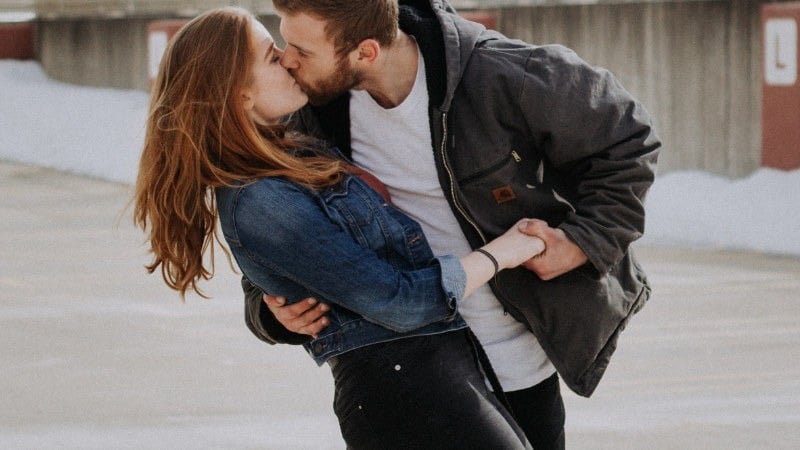 Der Filmkuss mit großer Leidenschaft und Dramatik