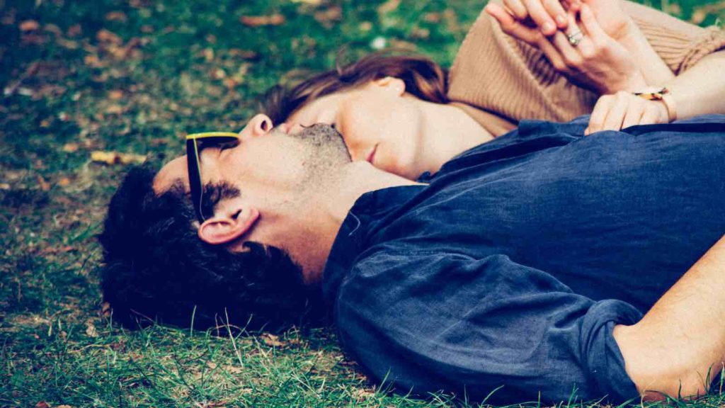 Oxytocin ist als das Kuschelhormon bekannt, aber dieser simple Begriff lässt die komplexe Rolle, die dieses Hormon bei sozialen Interaktionen und Bindungen spielt, nicht erkennen.