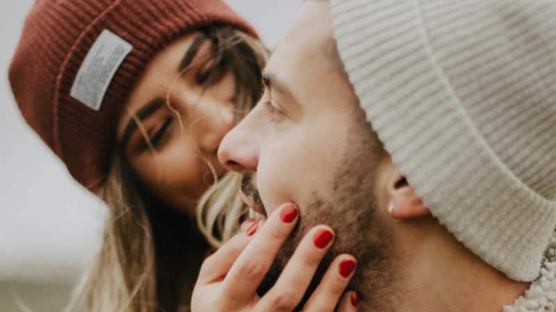 Warum küssen wir uns? Einer der Gründe ist, dass es unser Biologischer Instinkt ist