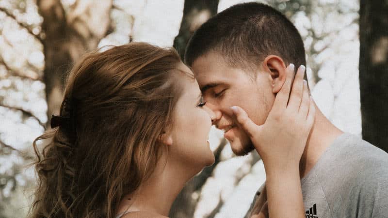 Warum küssen wir uns? Oxytocin ist ein Grund warum wir so süchtig danach sind