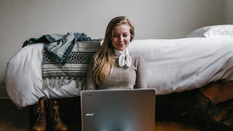 Vergewissere dich, dass dich niemand stört, sobald du mit dem heissen Chat anfängst, am besten ist es wenn niemand im Haus ist