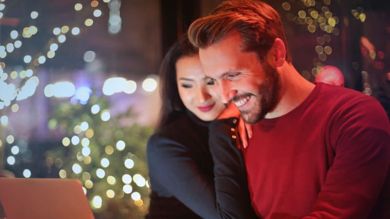 Cuffing- Der Dating-Trend für kalte einsame Tage