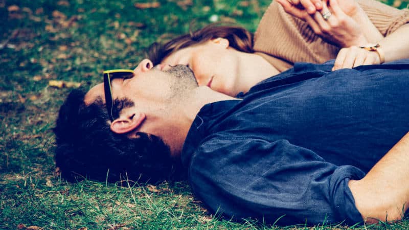 Es ist hilfreich bei der Verwendung von natürlichen Verhütungen in einer festen Beziehung zu sein, da man dadurch mit dem Partner darüber sprechen kann