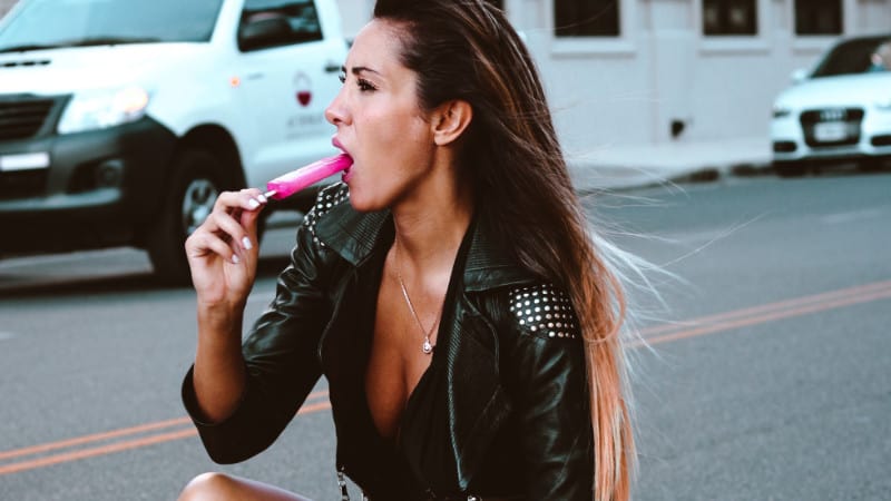 Körpergeruch ist normal. Wenn es aber extrem riecht, dann solltest du dich regelmäßig waschen und falls nötig die Schamhaare rasieren