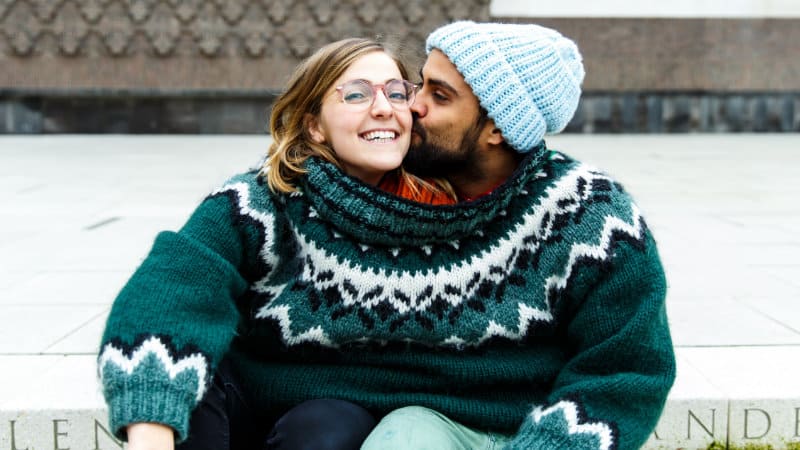 Pansexualität auszuleben, fällt deutlich leichter, wenn du in einer Großstadt wohnst, als in einem kleinen Dorf. So kommt man schneller und einfacher in Berührung mit vielen Menschen etc.