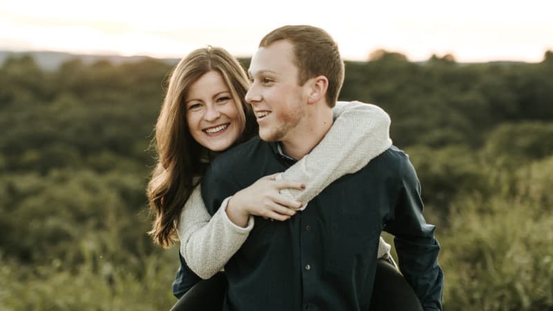 Seid romantisch und mach den Tag zu einem ganz besonderne. Bei der Verabschiedung, küsst euch leidenschaftlich