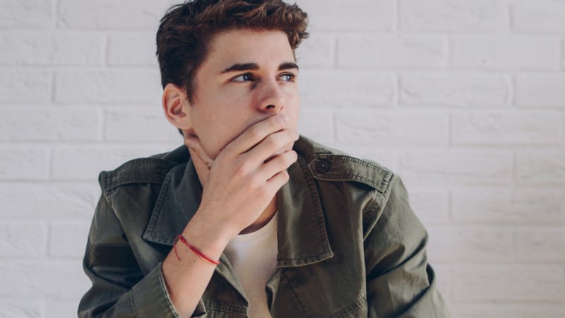 Der Libidoverlust bei Männern kann auch mit Druck auf Sex zu tun haben.