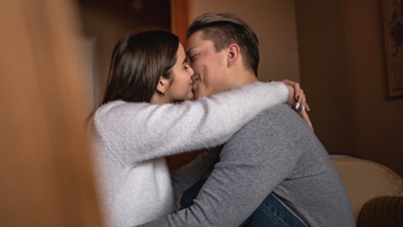 Durch das Stöhnen beim Sex, kannst du dich buchstäblich von Problemen vom Alltag befreien und dich fallen lassen