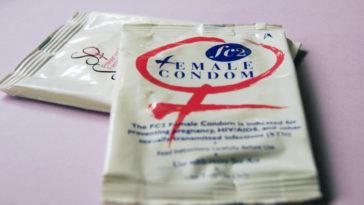 Femidom- So funktioniert das Frauenkondom richtig!