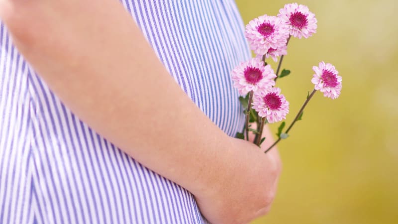 Oft gehören Blähungen, oder morgendliche Übelkeit zu den frühen Schwangerschaftssymptome