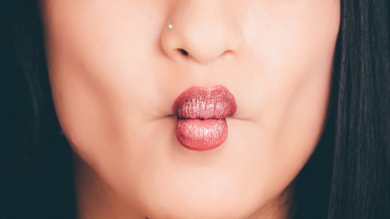 Schau deinem Partner währenddessen tief und sexy in die Augen.