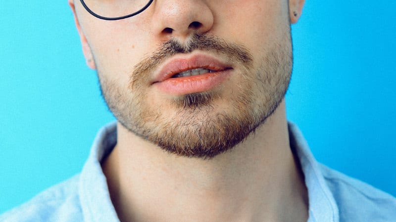 Trage Bartstoppeln