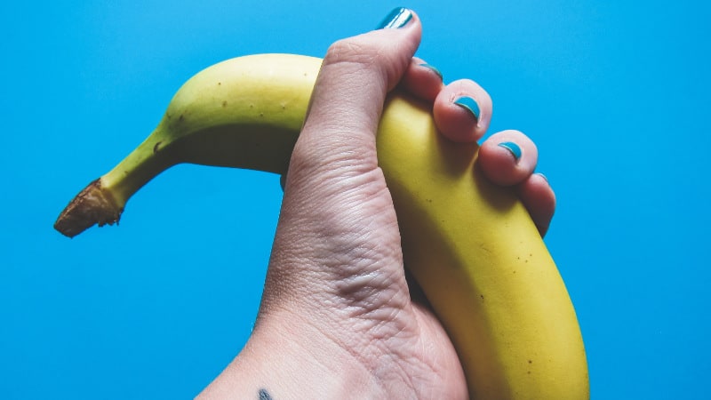 Führe deinen Vibrator ausgeschaltet über deinen ganzen Körper