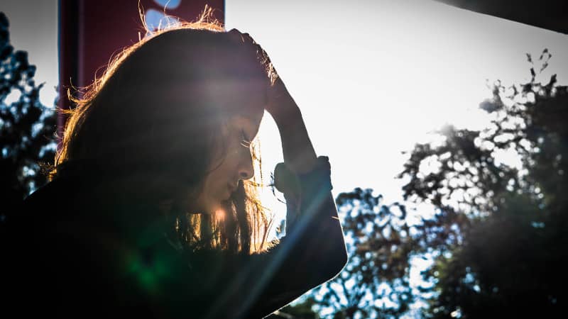 Negative Gedanken gegenüber dir selbst können sich aufbreiten, die dazu führen, dass du unglücklich verliebt bist