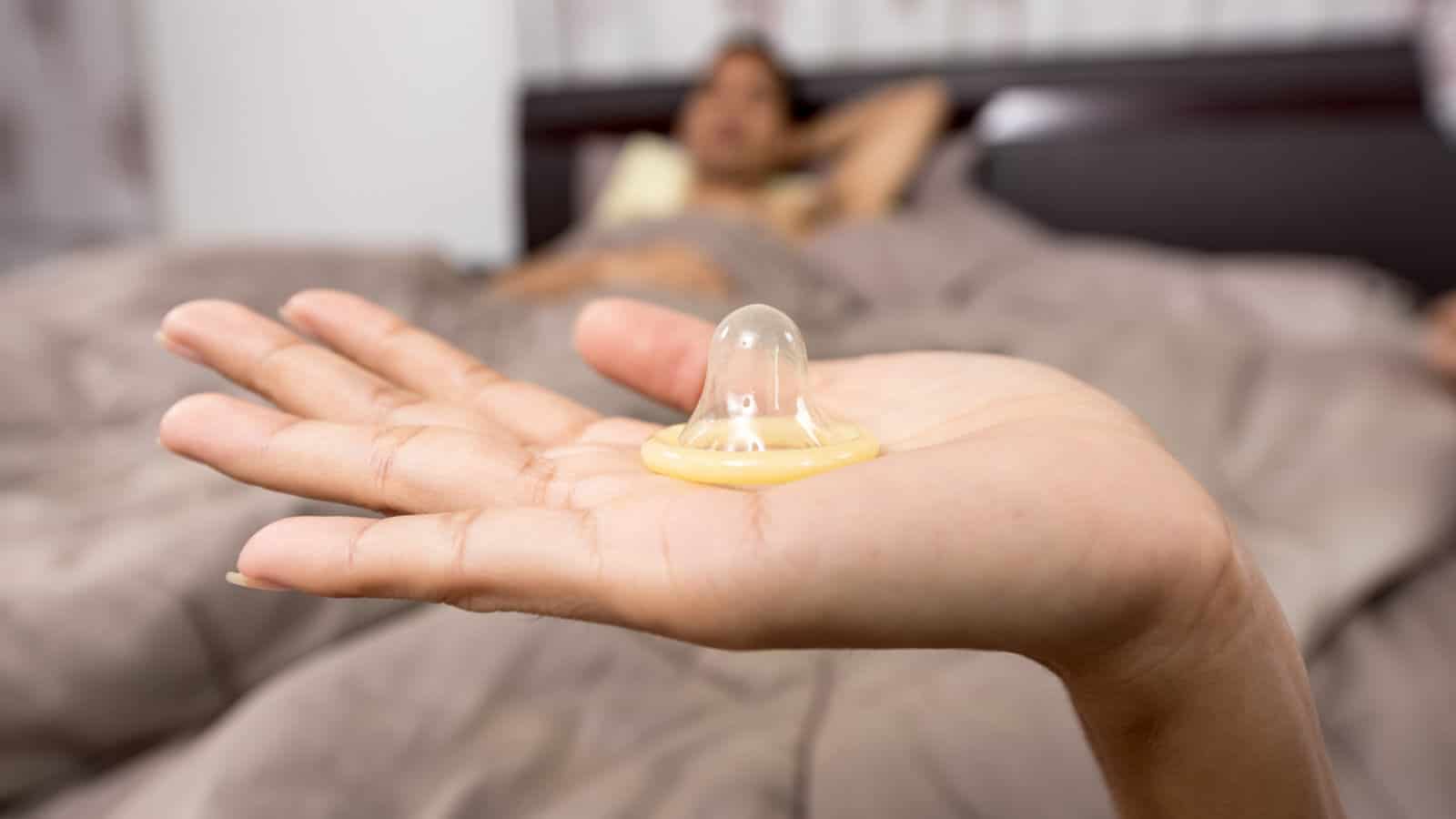 Das Kondom bewährt sich auch perfekt als Verhütungsmethode nach der Geburt